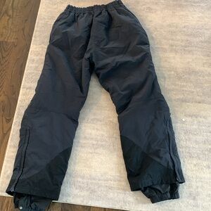 Women’s snow pants are in excellent shape and ready for winter!